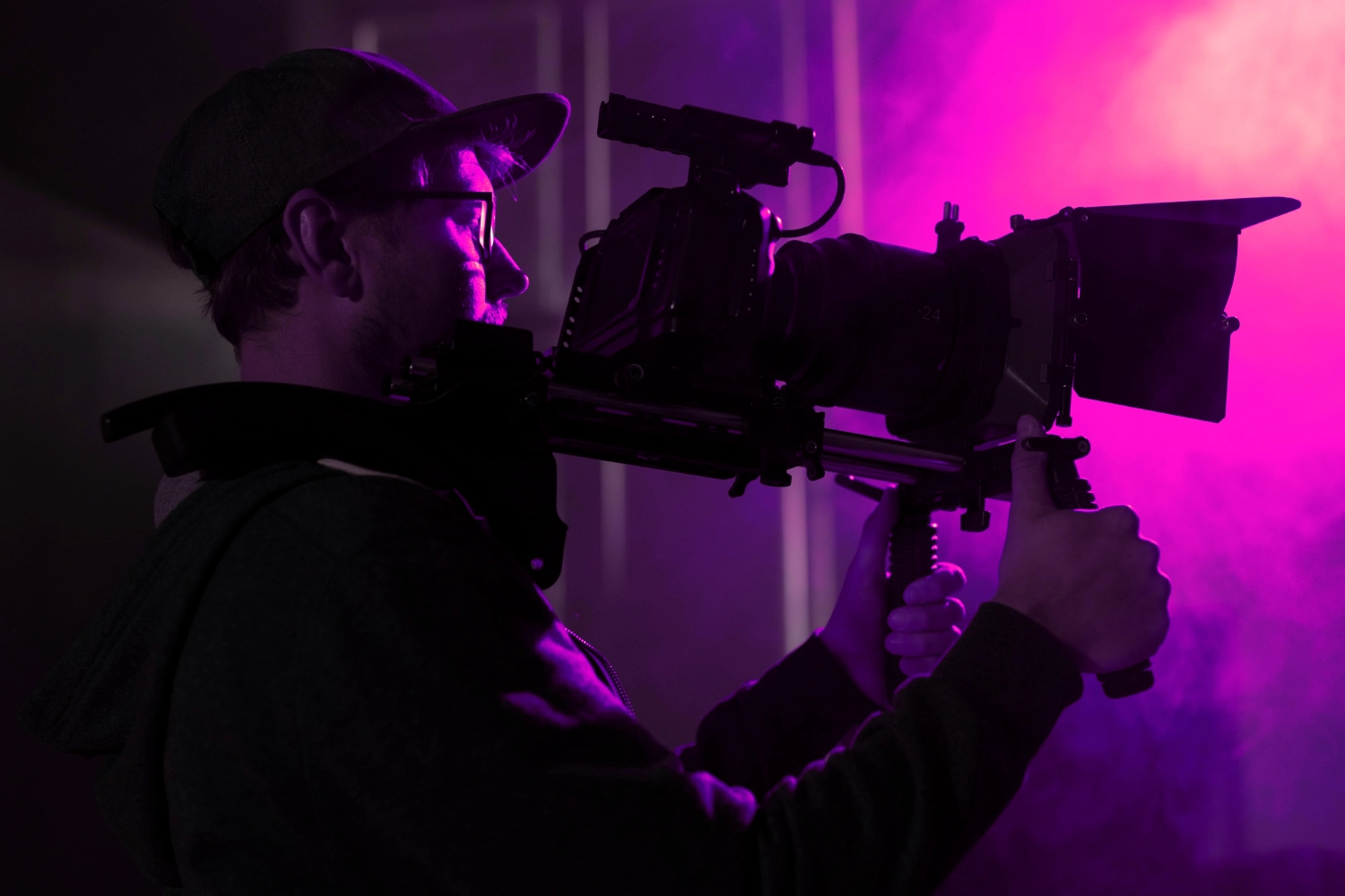 Filmová kamera a natáčení v atmosférickém fialovém světle